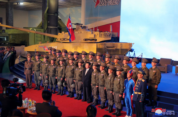 김정은, 국방발전전람회 ‘자위-2021’ 참관후 기념사진