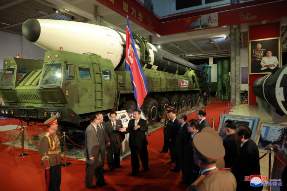 김정은, 국방발전전람회 ‘자위-2021’ 참석