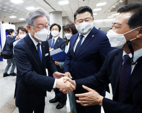 경기도의회 의원들 축하받는 이재명