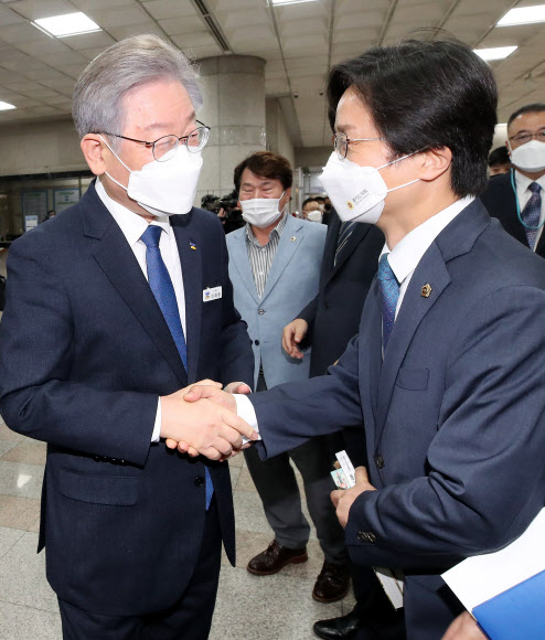 경기도의회 의원들 축하받는 이재명