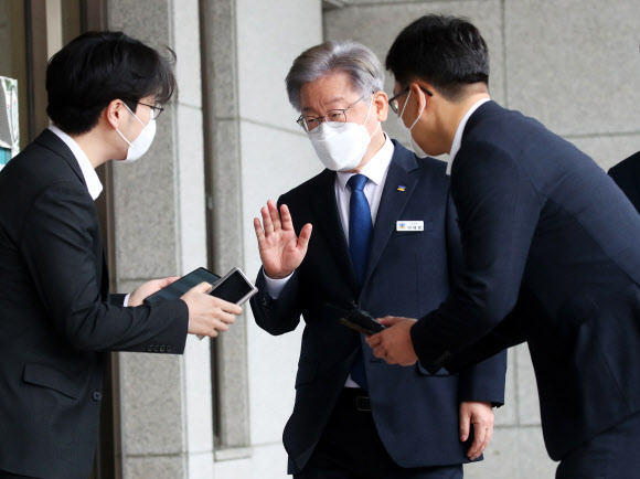 경기도의회 임시회 출석하는 이재명