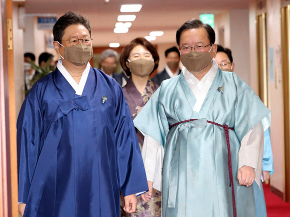 한복 입고 국무회의 참석하는 김부겸 총리