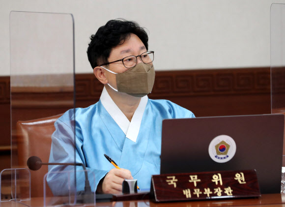 한복 입고 국무회의 참석한 박범계 법무부 장관