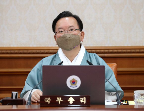 한복 입고 국무회의 참석한 김부겸 총리