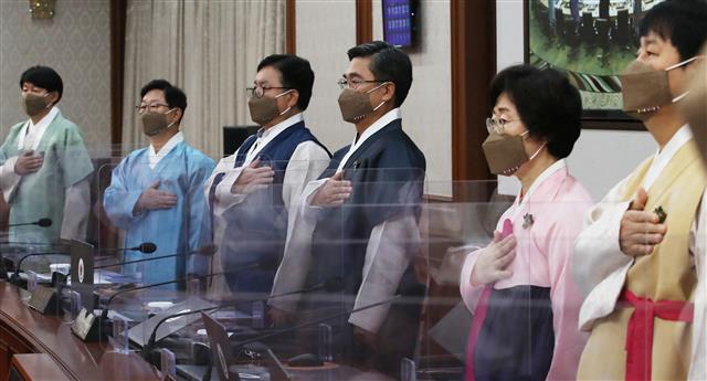 한복 입은 국무위원들