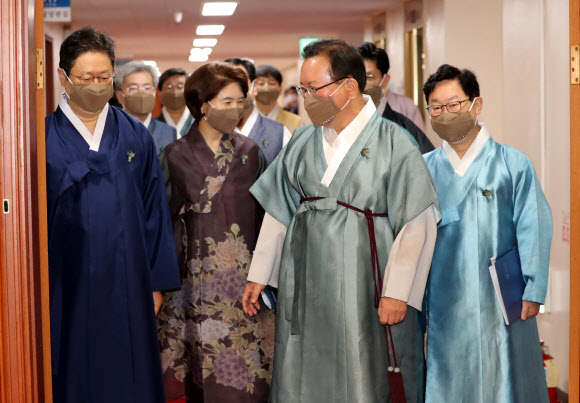 한복 입고 국무회의 참석하는 국무위원