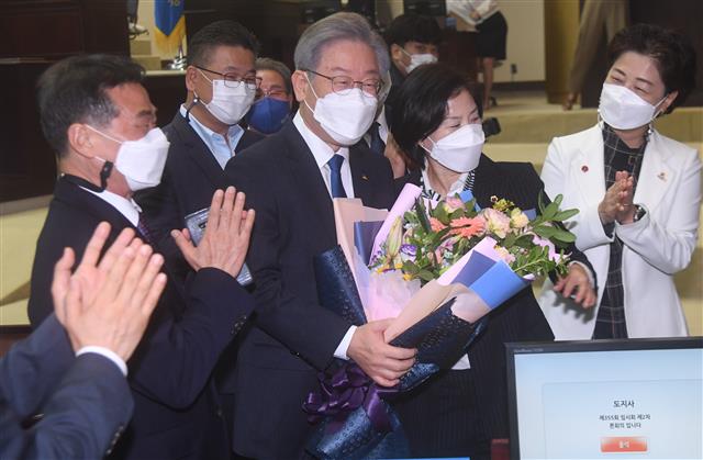 지지자들의 축하 받는 이재명 지사
