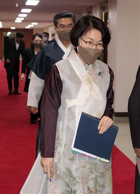 한복 입고 국무회의장 찾은 임혜숙 장관