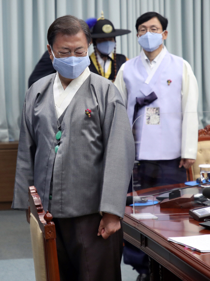 12일 오전 청와대 여민관에서 열린 제44회 국무회의에서 문재인 대통령 국민의례를 마친 뒤 착석하고 있다. 이날 회의는 ‘가을 한복문화주간’을 맞아 대통령와 국무위원들이 한복을 입고 참석했다. 2021. 10. 12 도준석 기자 pado@seoul.co.kr