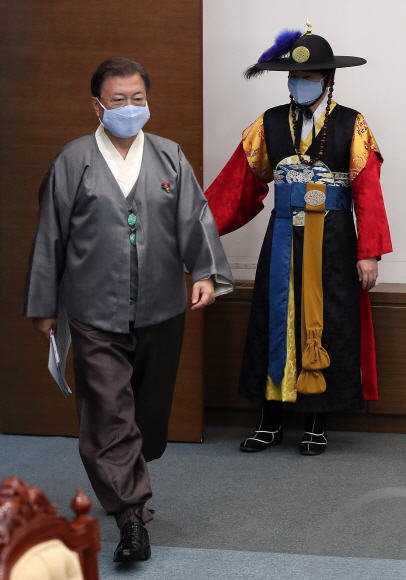 문재인 대통령이 12일 오전 청와대 여민관에서 열린 제44회 국무회의에 한복을 입고 참삭하고 있다. 문 대통령 뒤 사또 복장은 탁현민 의전비서관. 이날 회의는 ‘가을 한복문화주간’을 맞아 대통령와 국무위원들이 한복을 입고 참석했다. 2021. 10. 12 도준석 기자 pado@seoul.co.kr