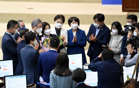본회의 참석해 의원들 축하받는 이재명 지사