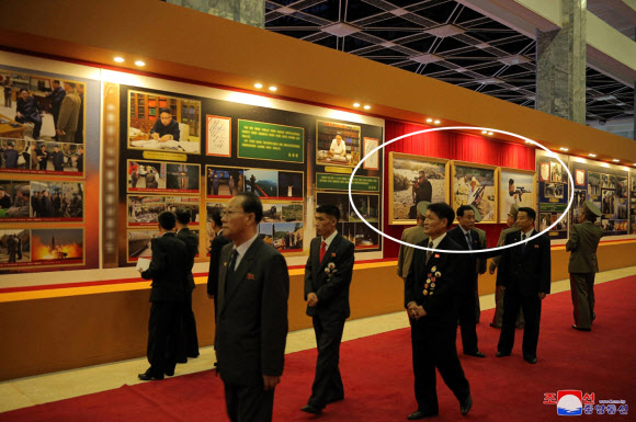 북한 국방발전전람회서 김정은 소총 사격 사진도 공개