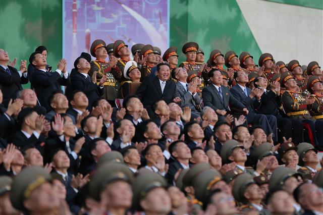 북한 전투비행사 강하기교 관람하는 김정은