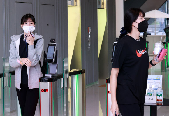 비자 인터뷰 마친 이재영-다영 자매