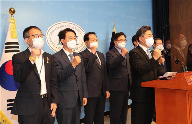 해단식 마친 뒤 구호 외치는 이재명 캠프