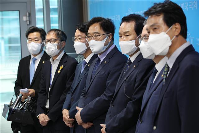 정면 돌파 나선 이재명 캠프 ‘해산’