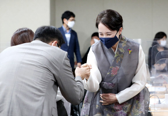 출입기자단 간담회 참석하는 유은혜 부총리