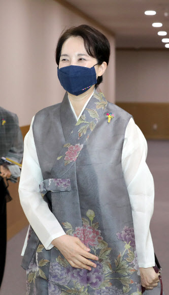 한복 입고 국무회의 참석하는 유은혜 부총리