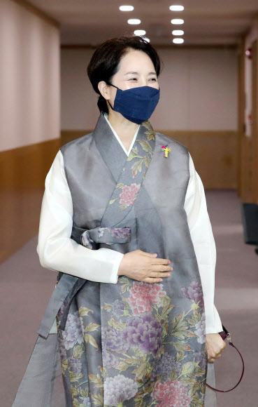 한복 입고 국무회의 참석하는 유은혜 부총리