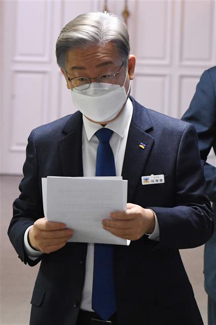 브리핑룸으로 이동하는 이재명 지사