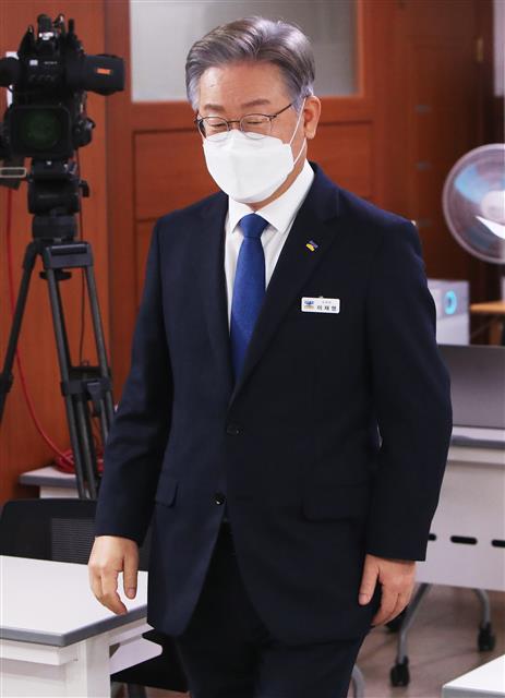 브리핑룸 입장하는 이재명 지사