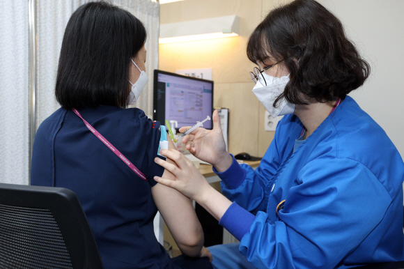 신종 코로나바이러스 감염증(코로나19) 치료병원 종사자들에 대한 추가접종(부스터샷)이 시작된 12일 오후 서울 중구 국립중앙의료원에서 의료진들이 백신 접종을 받고 있다. 2021. 10. 12 정연호 기자 tpgod@seoul.co.kr