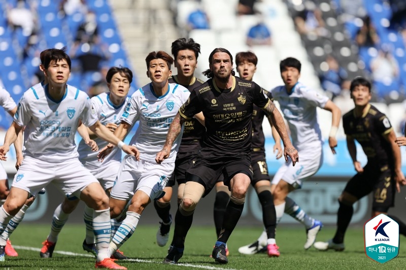 지난 5월 울산에서 열렸던 울산 현대와 포항 스틸러스의 동해안 더비. 한국프로축구연맹 제공