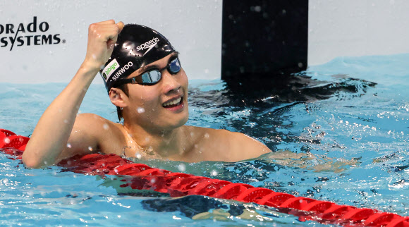 압도적 1위 황선우 환호