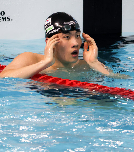 한국신기록 확인하는 황선우