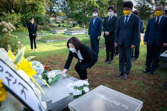 고 노회찬 전 의원 묘역 참배하는 정의당 심상정 대선후보