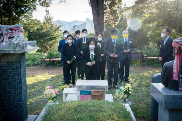 전태일 열사 묘역 참배하는 정의당 심상정 대선후보