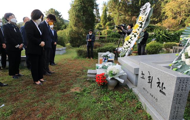 노회찬 묘소 참배하는 정의당