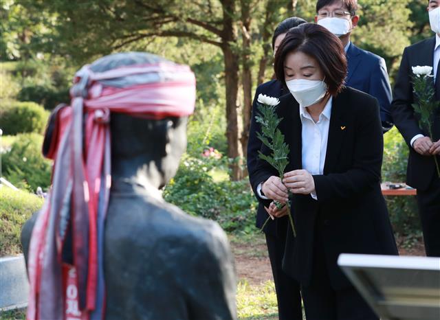 전태일 열사 묘소 헌화하는 심상정