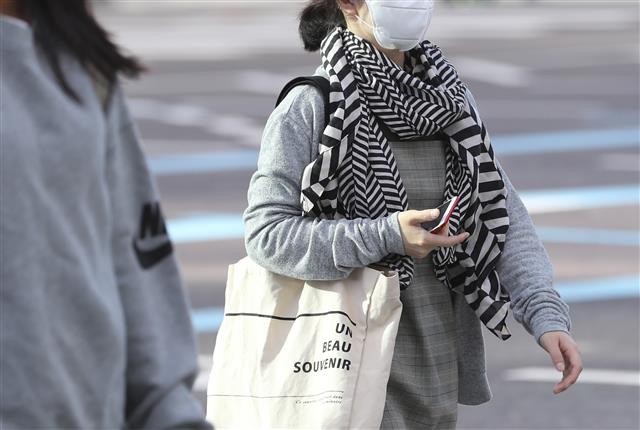 목도리 등장한 광화문 출근길