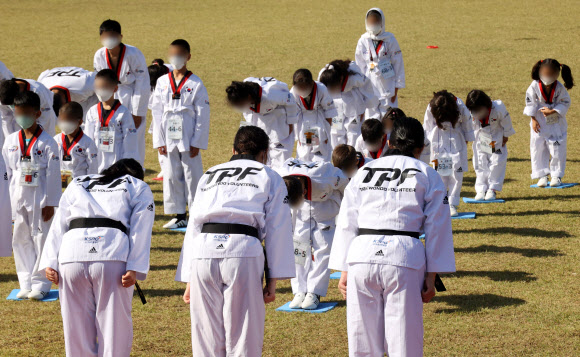 태권도 예절 배우는 아프간 어린이들