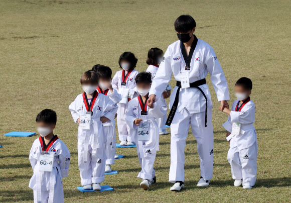 태권도 수업 참석하는 아프간 어린이들