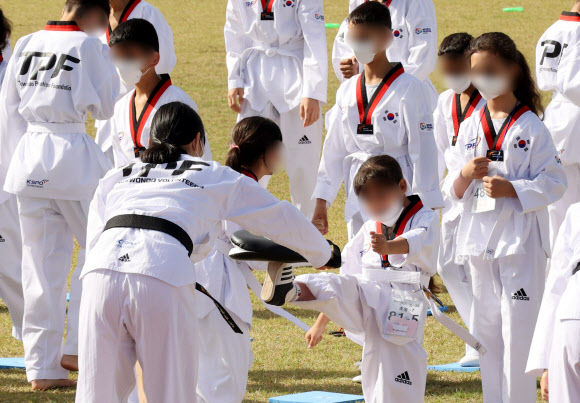 태권도 수업하는 아프간 특별기여자 자녀들