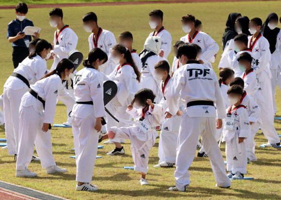 태권도 수업하는 아프간 특별기여자 자녀들