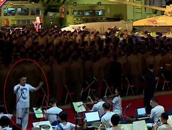 김정은 얼굴 그려진 티셔츠 입은 북한 지휘자