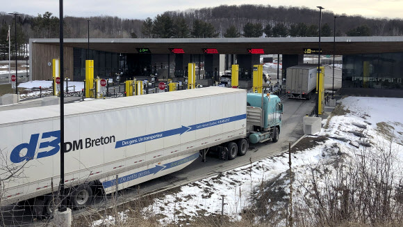 지난해 3월 미국으로 입국하려 캐나다 국경에서 절차를 기다리는 트럭. AP