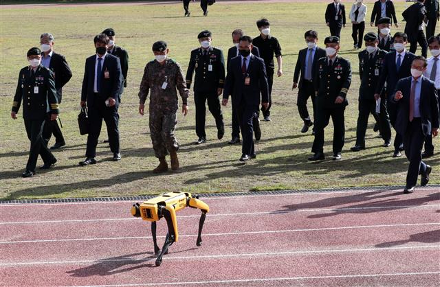 스팟로봇 안내 받는 국회 국방위