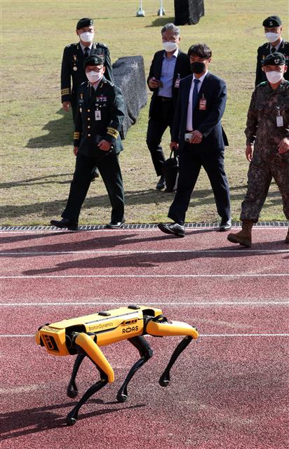 국회 국방위 ‘로봇의 안내를 받으며’