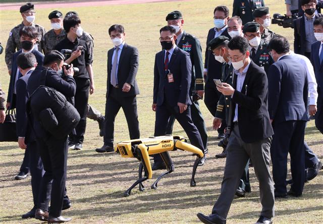 국회 국방위 안내하는 로봇