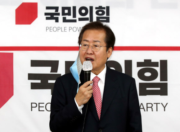 국민의힘 대권 주자인 홍준표 의원이 12일 오전 인천시 남동구 국민의힘 인천광역시당에서 열린 ‘jp희망캠프 인천지역 선거대책위원회 위원장 임명장 수여식’에서 당원들에게 지지를 호소하고 있다.<br>연합뉴스