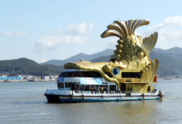 한강 하구 향해 출항하는 강화 망향배