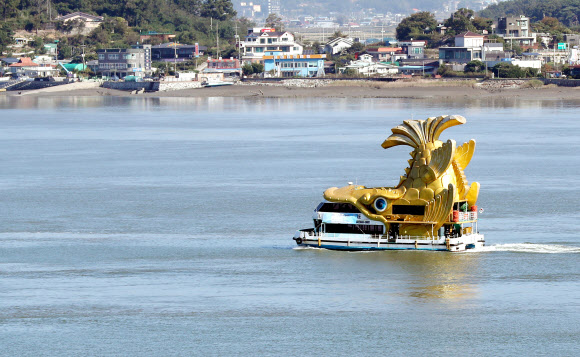 석모도 인근 해상 항행하는 망향배