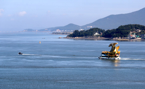 한강 하구 향해 항행하는 망향배