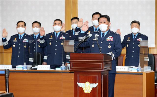 증인선서하는 박인호 공군참모총장