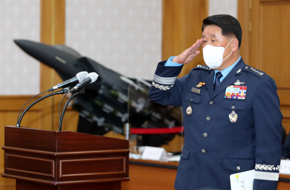 경례하는 박인호 참모총장