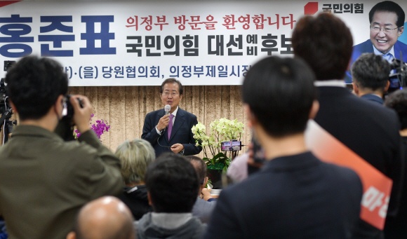 홍준표 국민의힘 대선 경선 후보가 14일 경기도 의정부 제일시장내 상가번영회에서 열린 의정부갑,을 당원인사 행사에 참석, 지지를 호소하고 있다.2021. 10. 14 정연호 기자 tpgod@seoul.co.kr